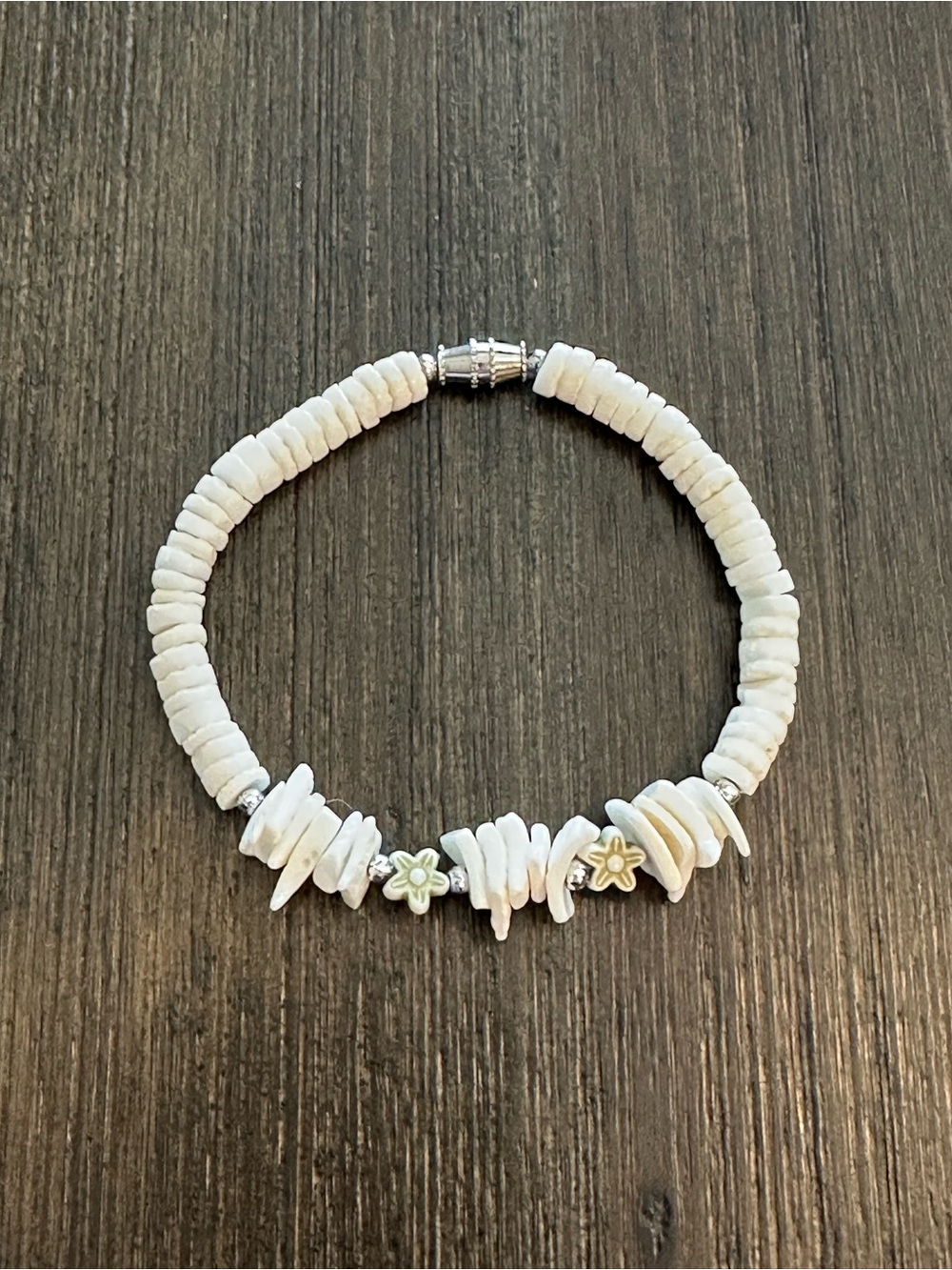 Vintage Hawaiian White Puka & Clam Shell Chip Bracelet with Green Flower Accents